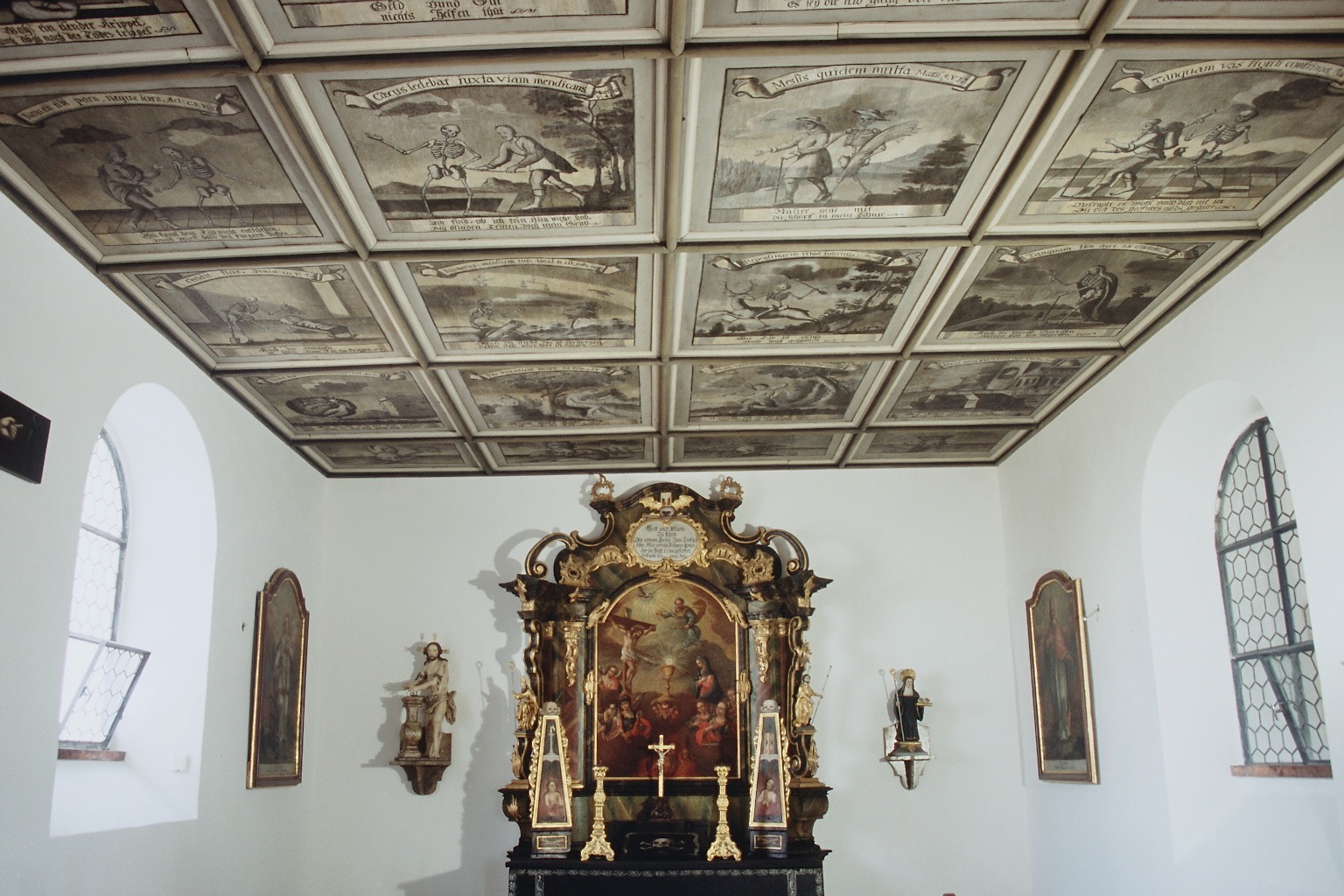 Innenraum mit Totentanz-Decke