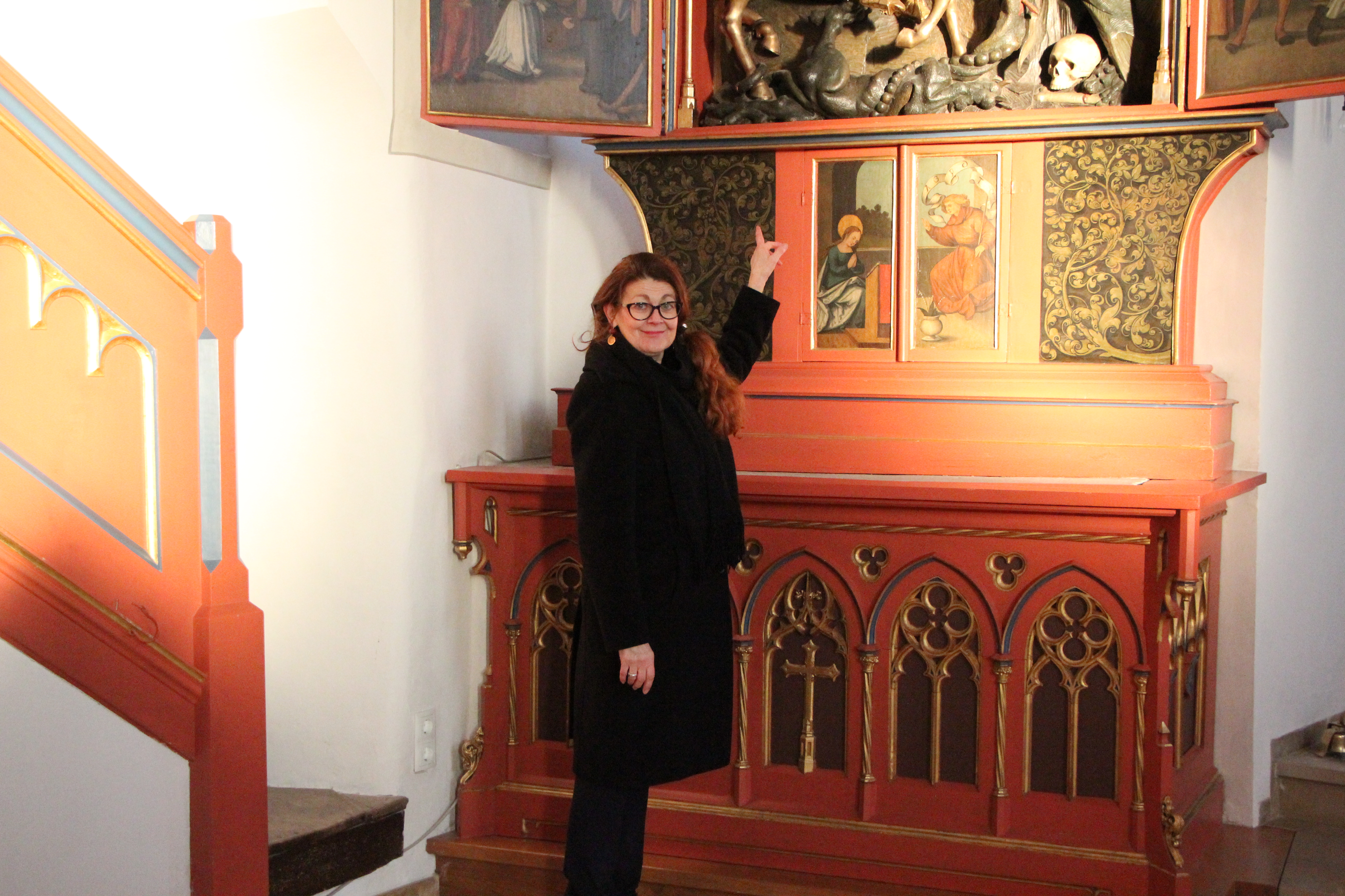 Astrid Mendes bei der Provenienzforschung
