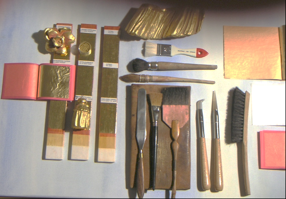 Werkzeuge, Blattgold und Materialien für einen Vergolderkurs